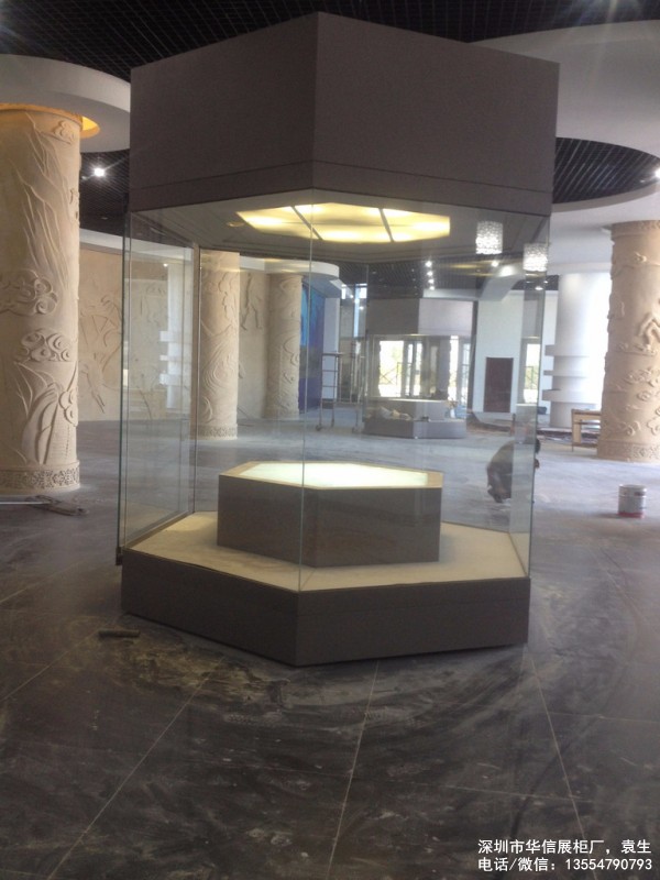 蘭州市六面玻璃異形博物館展柜現(xiàn)場安裝